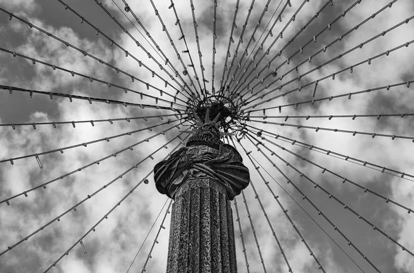 Estatua de Cervantes rodeada por luces de Navidad, Spain — Stock Photo, Image