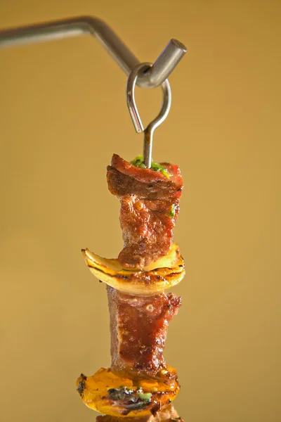 Hängande kött grillspett — Stockfoto
