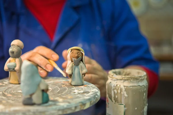 Painting clay sculpture — Stock Photo, Image