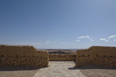 ufuk duvarların arasında