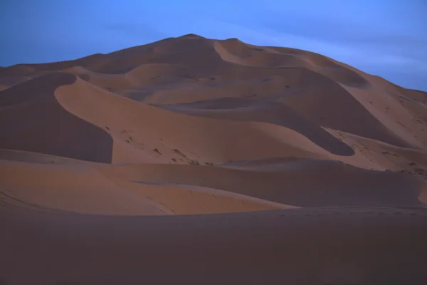 Солнце падает над пустыней — стоковое фото