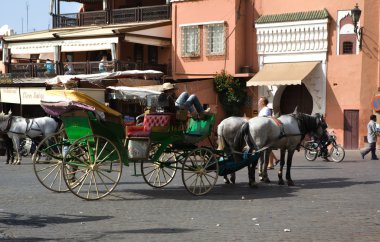 Bekleyen yolcular için