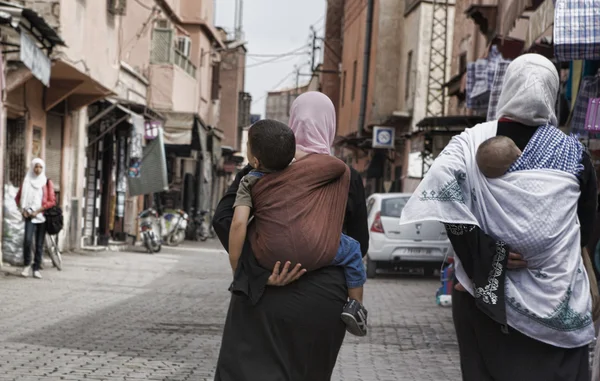 Çocuklarını taşıyan kadınlar — Stok fotoğraf