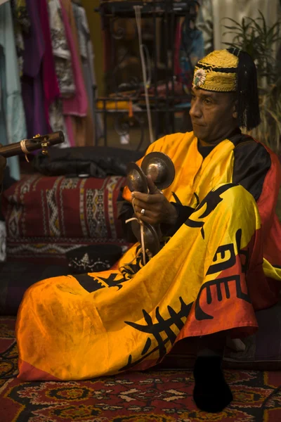 Gnawa musicien jouer krakebs — Photo