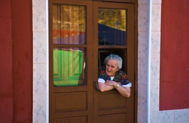 yaşlı kadın almossasa ziyaretçi casuslar