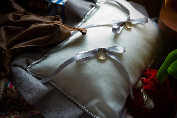 Wedding rings on cushion — Stock Photo, Image