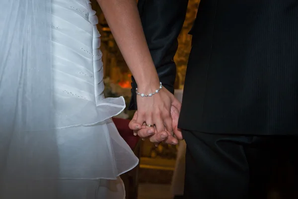 Braut und Bräutigam halten sich die Hand — Stockfoto