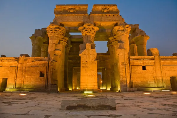 Fachada del Templo de Kom Ombo por la noche — Foto de Stock