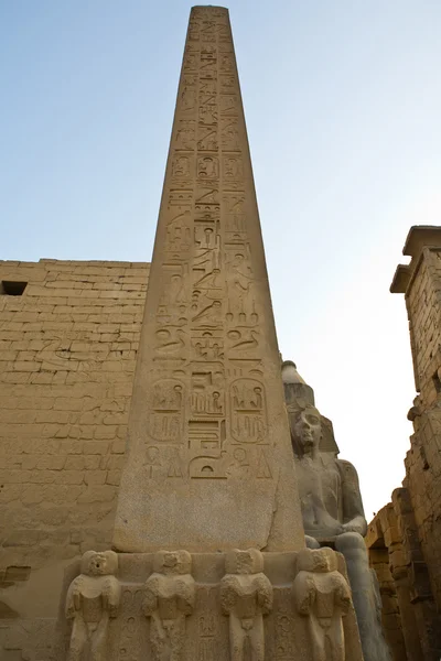 Luxor chrám levý obelist u vchodu — Stock fotografie