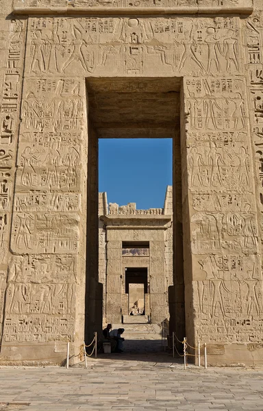 Hieroglyferna på medinat habu temple — Stockfoto