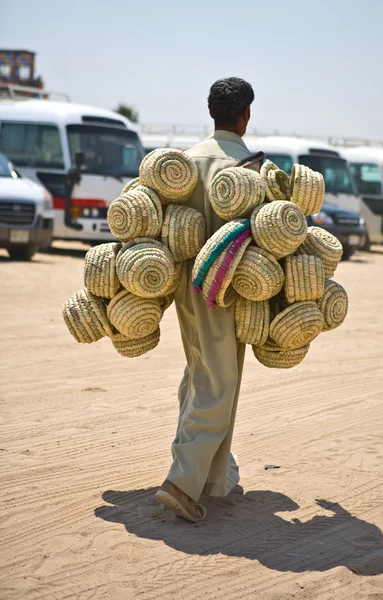 El vendedor de cestas — Foto de Stock