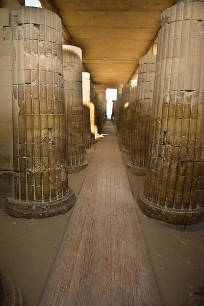 Couloir des colonnes du temple Saqqara — Photo