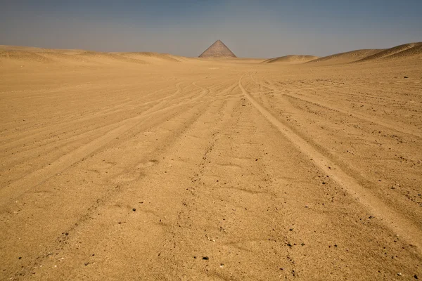 Pirâmide vermelha no deserto — Fotografia de Stock