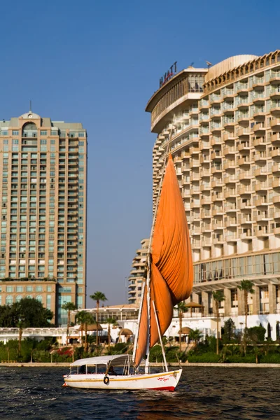 Felucca voile par la ville du Caire — Photo