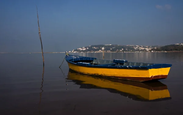 Gele vissersboot — Stockfoto