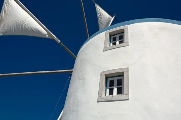 Moinho de vento Sesimbra branco e azul — Fotografia de Stock