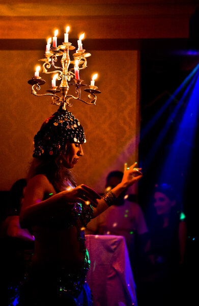 Танцуют горящие свечи
