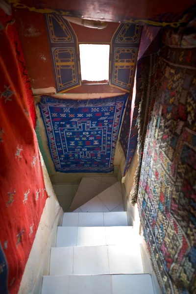 Escadas cheias de tecidos coloridos — Fotografia de Stock