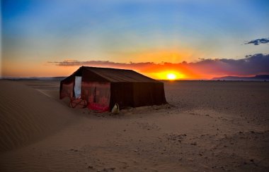 zagora çöl üzerinde çadır