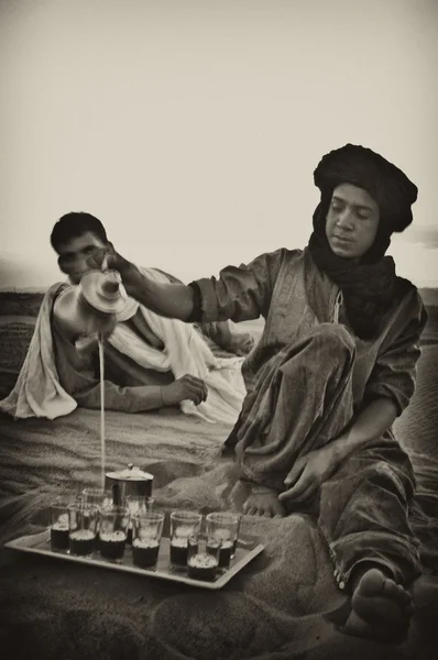 Pouring the tea — Stock Photo, Image