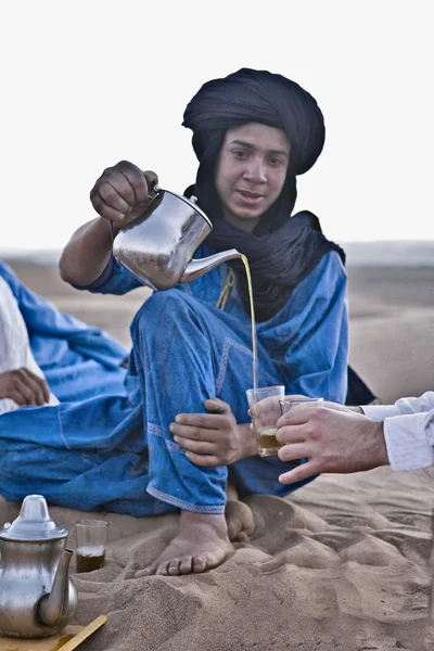 Serving tea — Stock Photo, Image