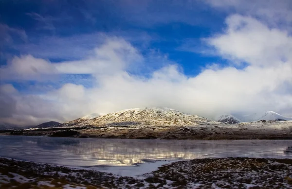 Montagne e lago freddo — Foto Stock