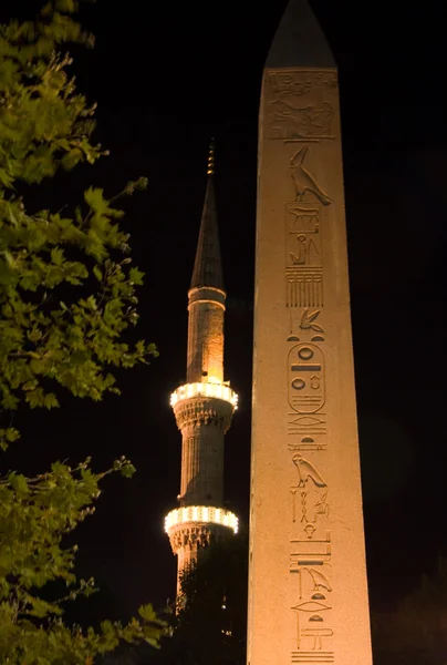 Minaret and obelisk — Stock Photo, Image