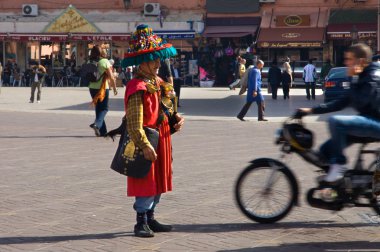 hareketsiz su satıcı bir bisikletçinin önler