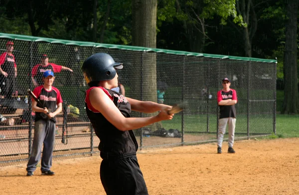 Baseballspieler schlägt zu — Stockfoto