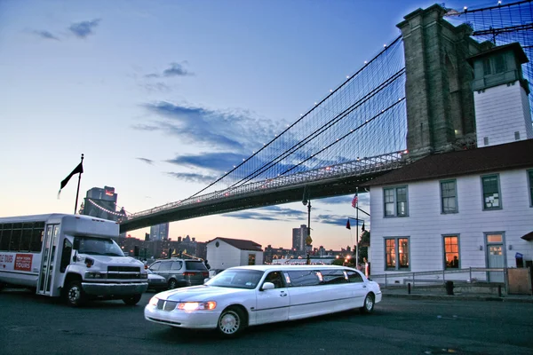 Brooklyn Bridge limousine — Stock Photo, Image