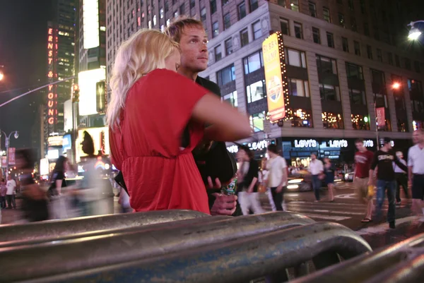 Times Square giovane coppia — Foto Stock