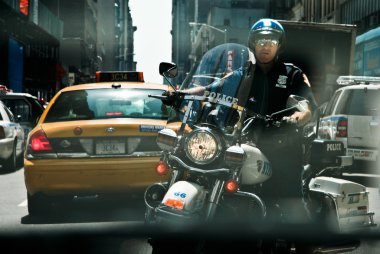 Polis sırt üstü