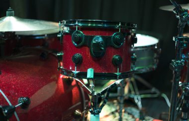 perküsyon kutusu içinde bir konser salonu