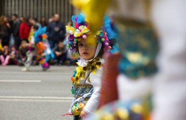 dışarı yaslanmış