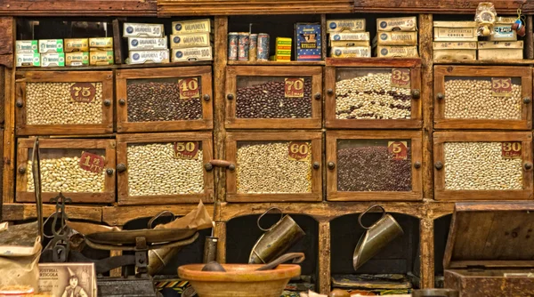 Eski grocerys dükkan raflar — Stok fotoğraf
