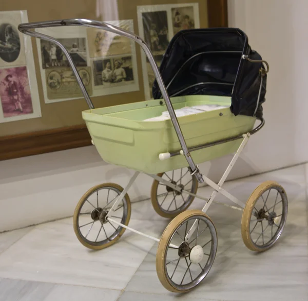 Gamla baby barnvagn — Stockfoto