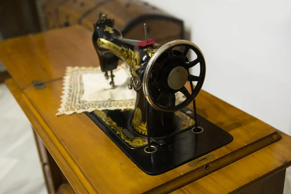 Máquina de costura antiga — Fotografia de Stock