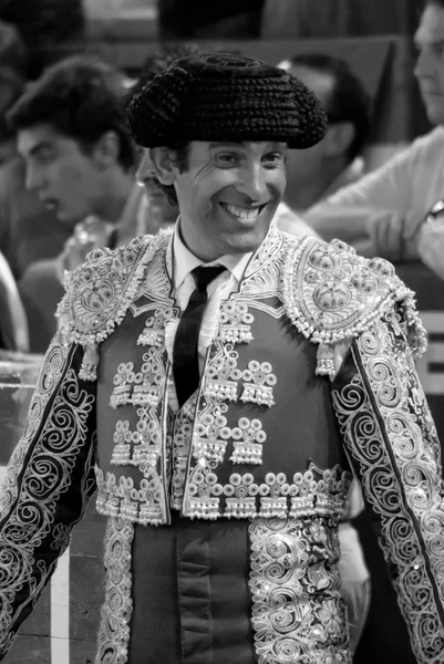 A banderillero smiles inside the bullring lane — Stock Photo, Image