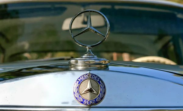 W110 beżowy mercedes-benz — Zdjęcie stockowe