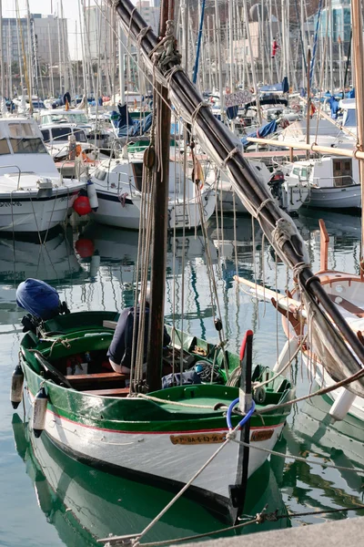 Stará loď zelený plachtu laténské fisher — Stock fotografie