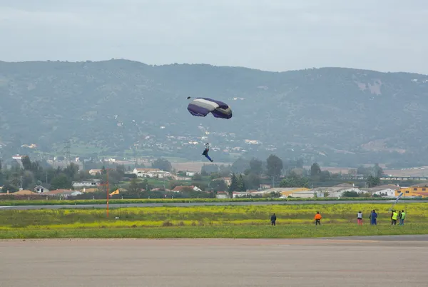 Aterrizaje en paracaidista —  Fotos de Stock
