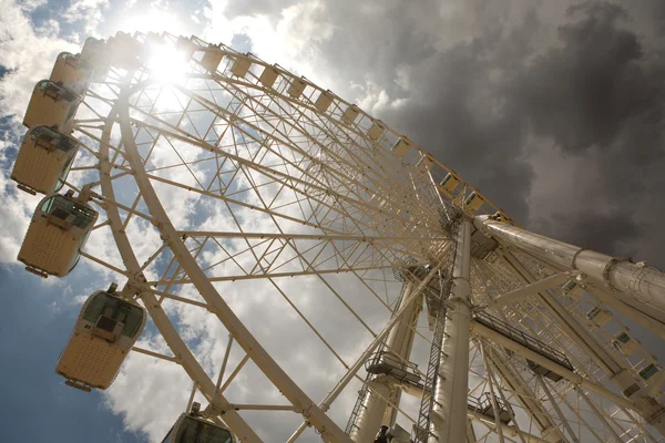 Grande roue sur ciel nuageux — Photo