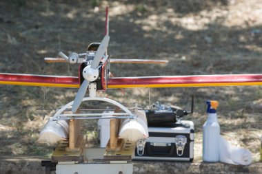 zemin üzerinde RC deniz uçağı