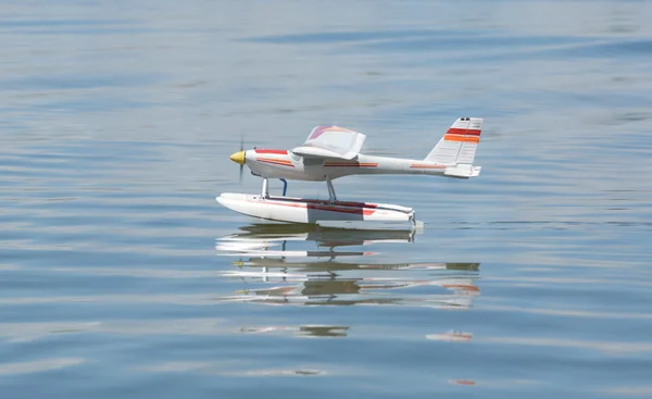 RC hydroplanem lądowania na wodzie — Zdjęcie stockowe