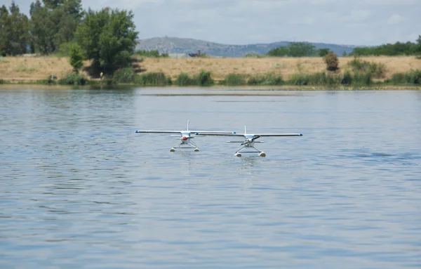 水上的两架 rc 水上飞机 — 图库照片