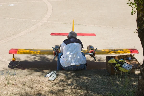 Un hombre arreglando su hidroavión RC — Foto de Stock