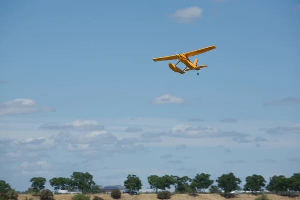 Gelbes rc-Wasserflugzeug — Stockfoto