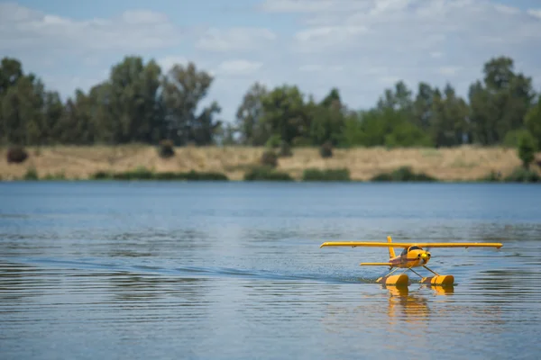 Funkferngesteuertes Wasserflugzeug — Stockfoto