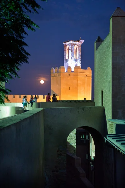 Besökande espantaperros tower på natten — Stockfoto