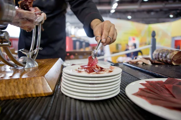 hizmet veren meşe palamudu beslenen İber jambon